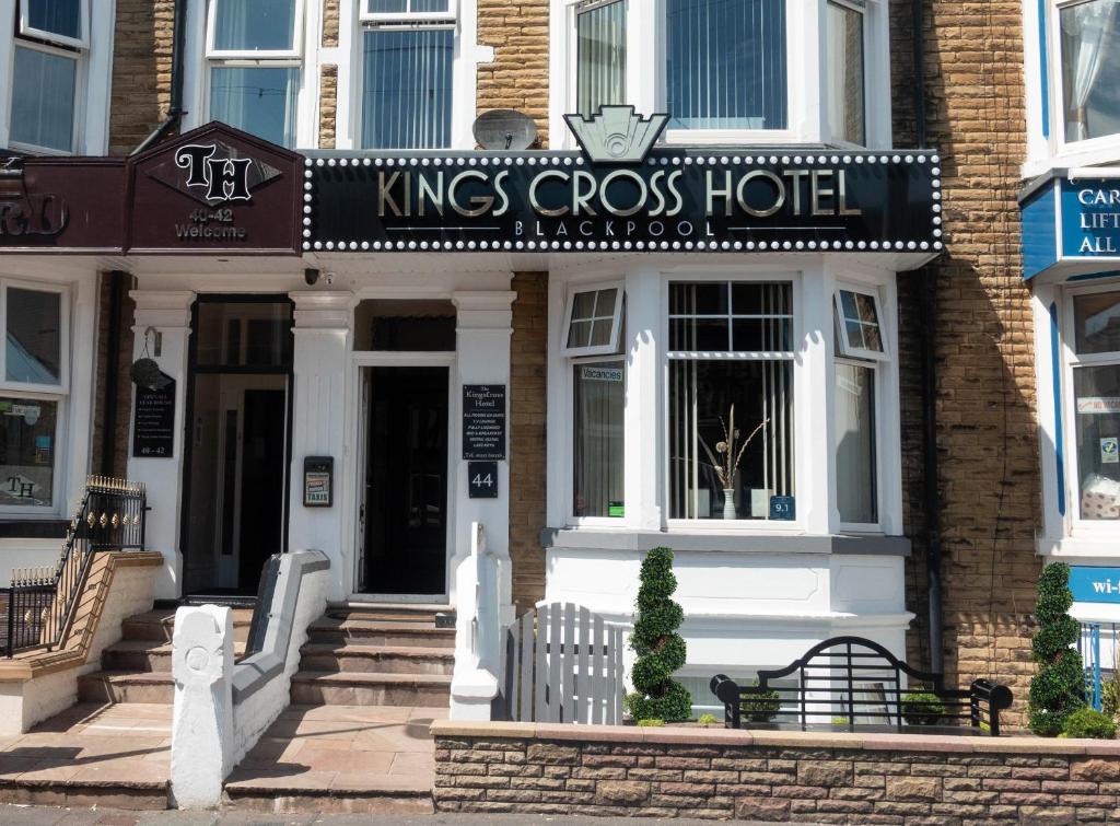布莱克浦金斯克洛斯酒店的一座有国王的建筑,上面有酒店标志