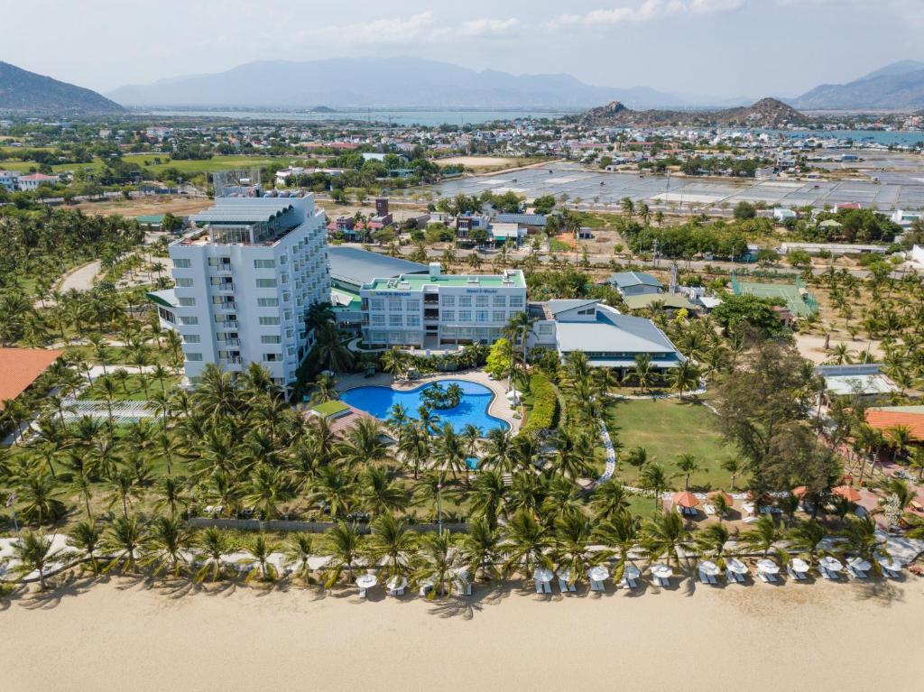 潘郎西贡 - 宁楚度假酒店的从海滩上欣赏到度假村的空中景色