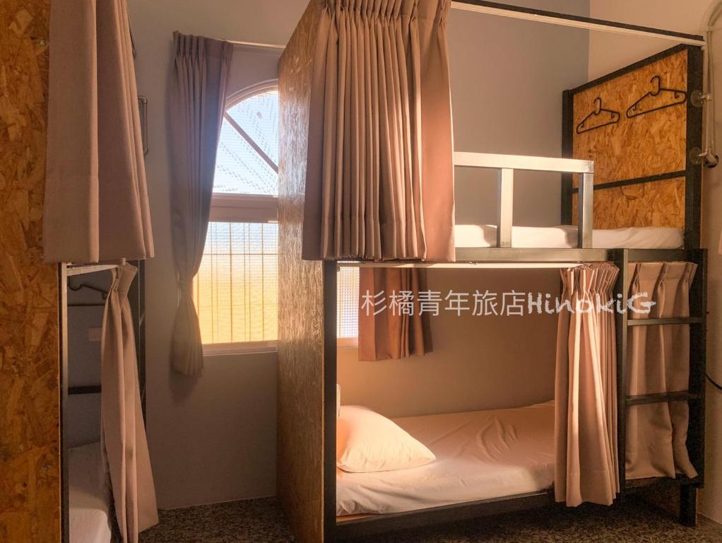 小琉球岛Liuqiu Hostel 杉橘青年旅店的带窗户的客房内的两张双层床
