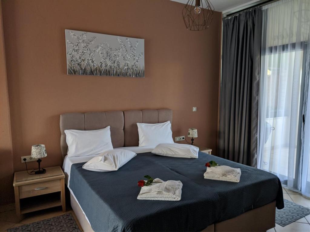 萨索斯Villa Gallen的一间卧室配有一张床,上面有两条毛巾