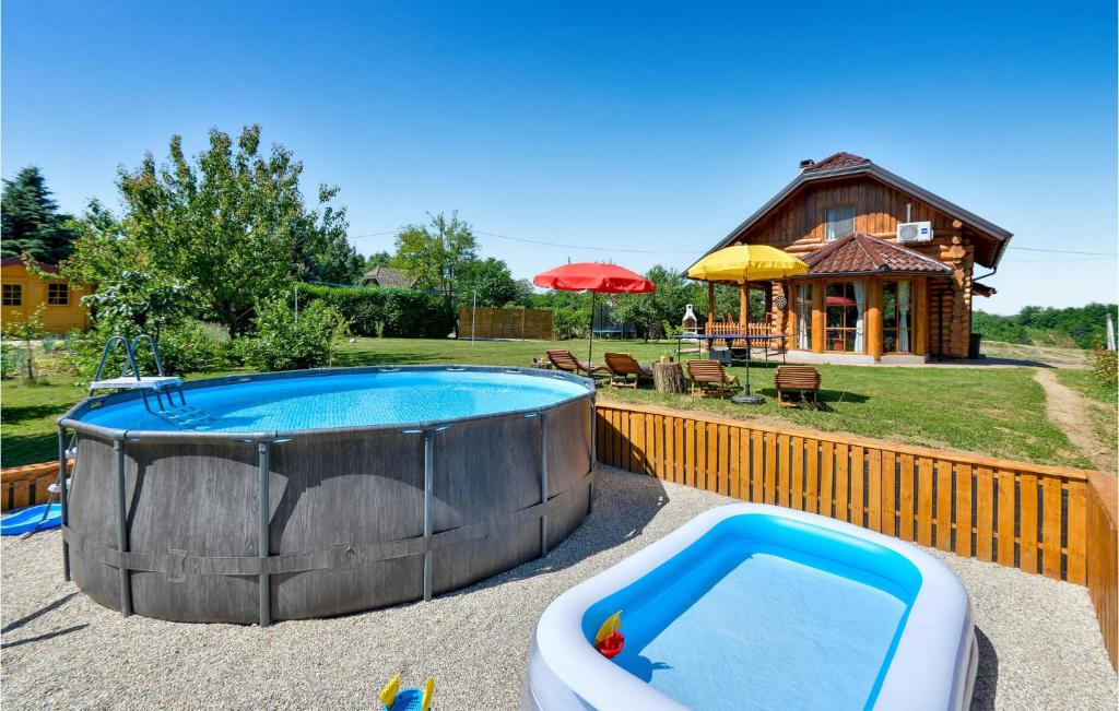 LudbregPet Friendly Home In Vinogradi Ludbreski With House A Panoramic View的一座大型游泳池,旁边设有浴缸