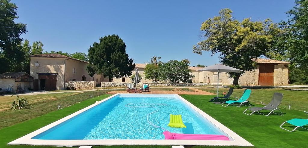 GuillacDomaine de Gaïa, Piscine, Pétanque, Ping-pong, proche Saint Emilion的一座房子的院子内的游泳池