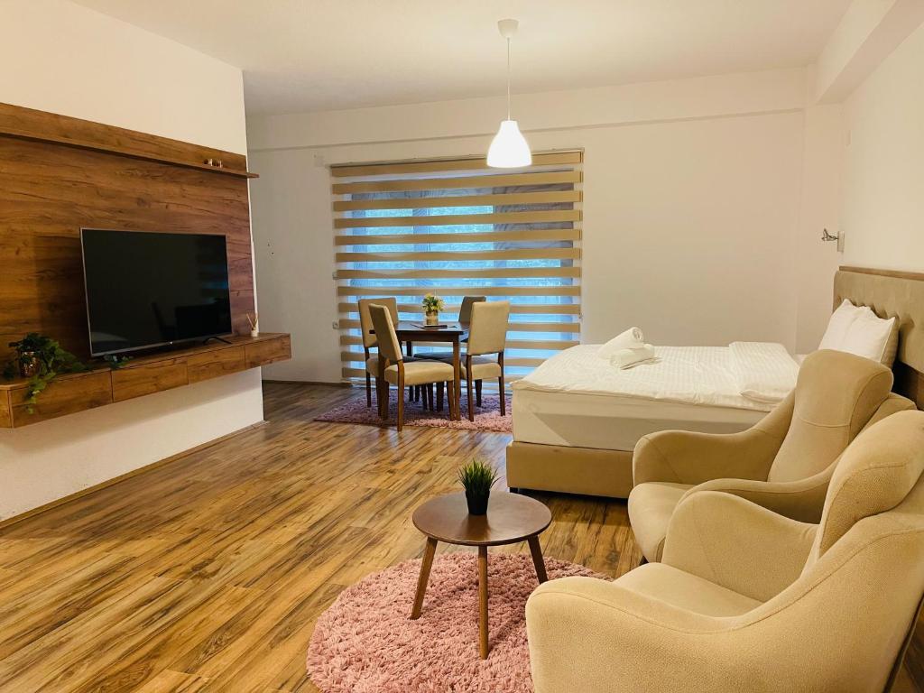 斯塔多伊兰Fuk-tak apartmani&restoran的卧室配有一张床和一张桌子及椅子