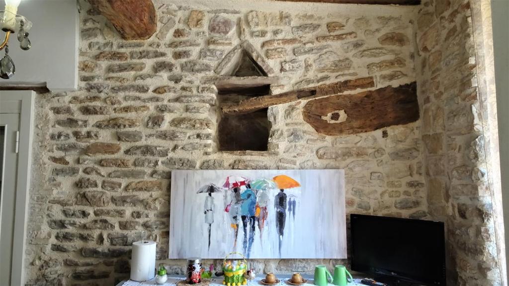 斯波莱托Non ditelo al Duca - Belvedere Sant'Angelo的墙上用雨伞画画人们