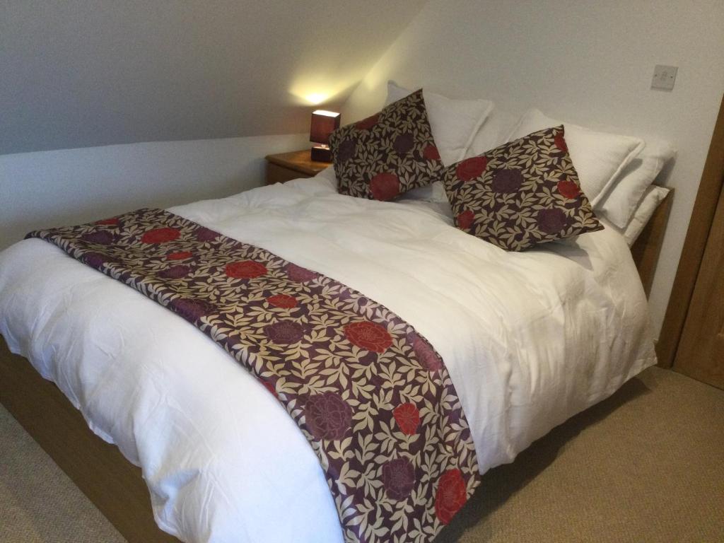 UllenhallShepherds Loft的一张白色的床,上面有两个枕头