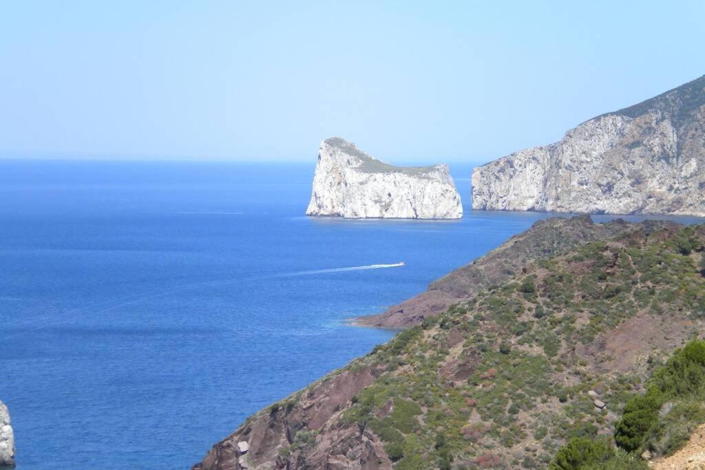 内比达Villa sul mare panorama unico的享有大海和白色悬崖的美景