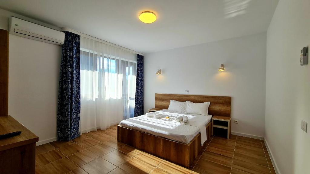 泰基尔吉奥尔Elina2的一间卧室设有一张床和一个大窗户