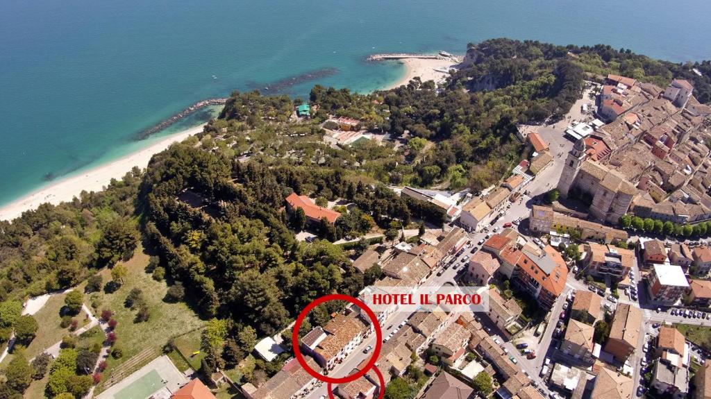 锡罗洛Hotel Il Parco Sirolo的海滩旁小山上房子的空中景色