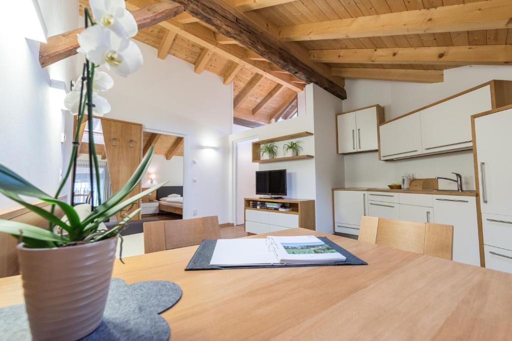 瓦尔纳Strasserhof tenuta-Weingut的厨房以及带木桌的用餐室。