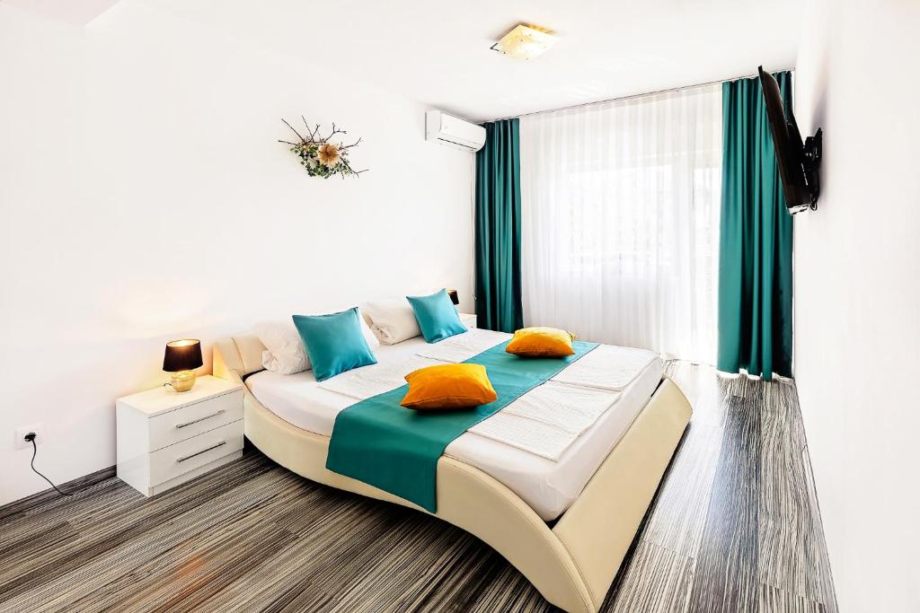 多亚马伊Vila Mosel的一间卧室配有一张带绿色窗帘的大床