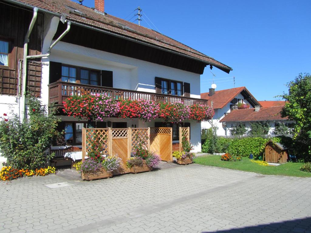 明辛Brombergerhof Münsing的一座房子,阳台上种着鲜花