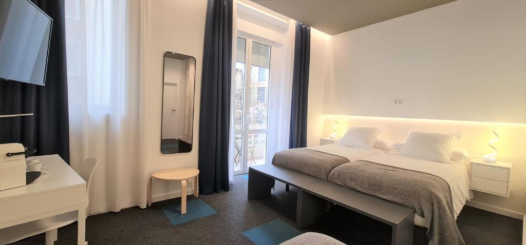 瓦伦西亚PLAZA VIEW的白色的卧室设有床和窗户
