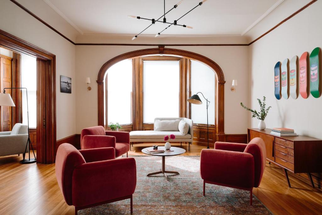 哈德逊The Amelia的客厅配有红色椅子和桌子