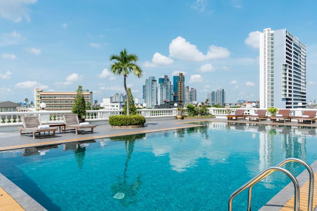 曼谷尼兰大酒店 的一座城市天际线的游泳池