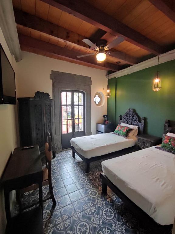 圣米格尔-德阿连德Nunõ的一间卧室设有两张床、一张桌子和一个窗口