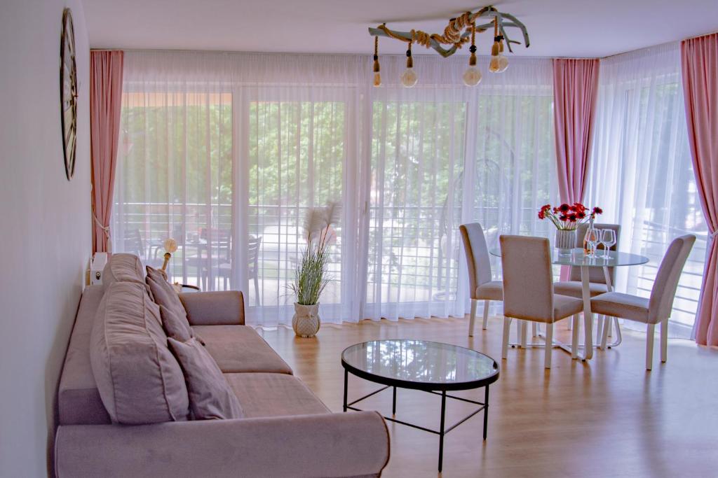 波别罗沃Apartamenty Kornel的客厅配有沙发和桌子