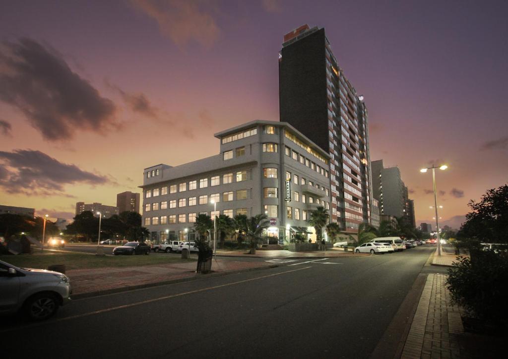 德班潘若迪酒店的城市街道上的一个大型建筑