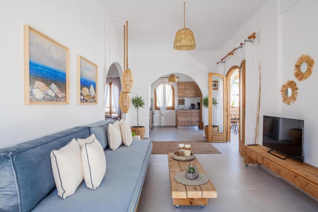 古瓦伊Sandy's Cycladic Style Apartment的客厅配有蓝色的沙发和电视