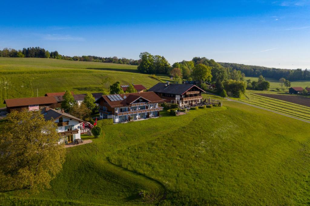 里姆斯廷格Berg Hotel Weingarten Garni的绿色田野中大房子的空中景色