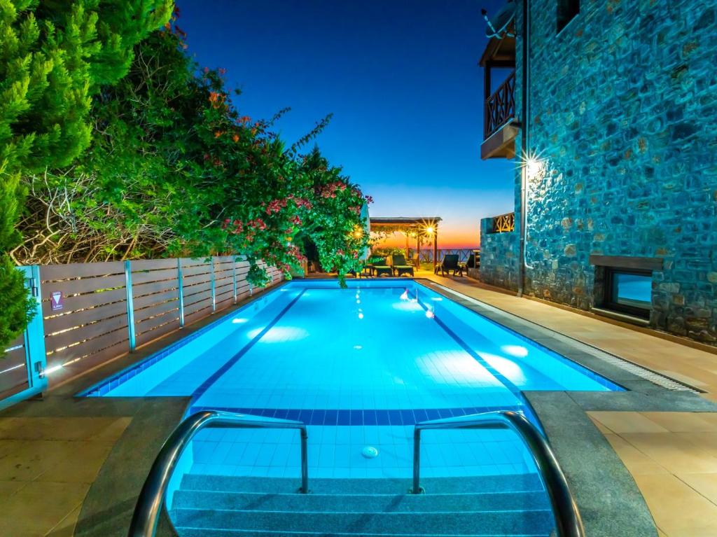 莫拉托斯Villa Avia的一座房子后院的游泳池