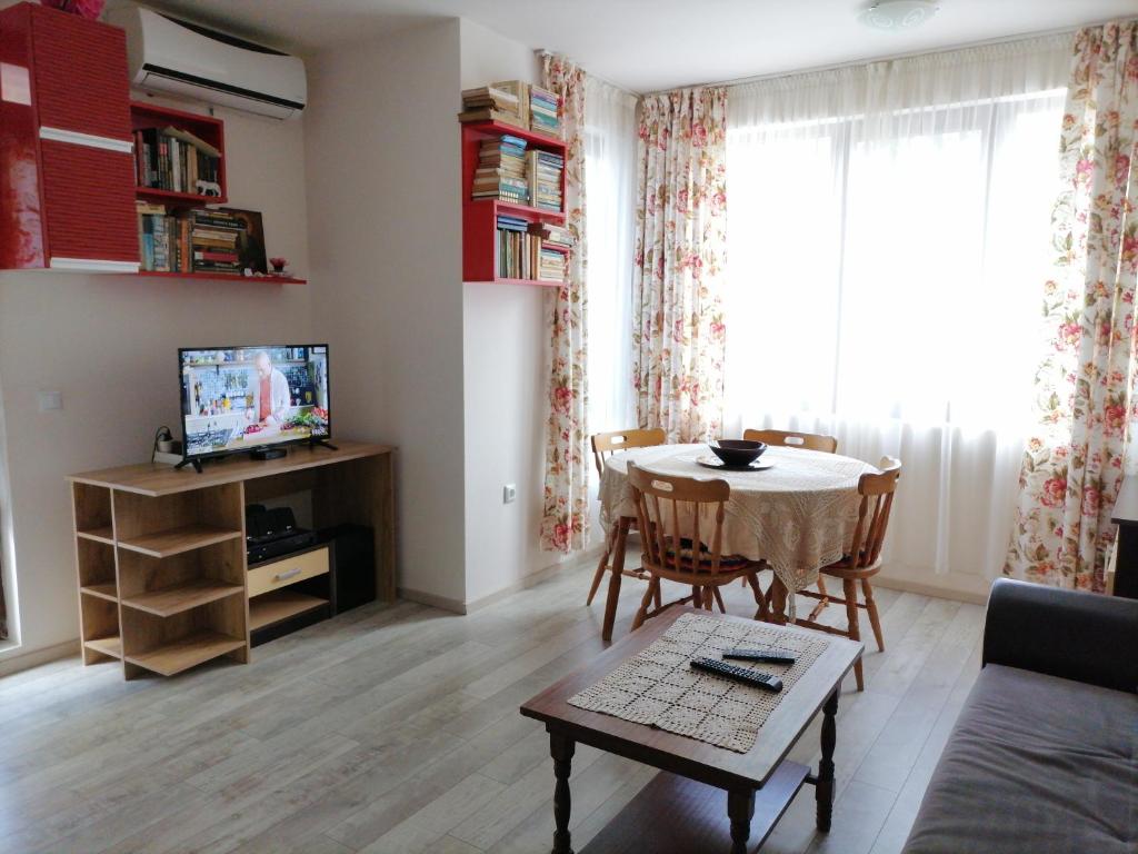 布尔加斯White home-apartament的客厅配有桌子和电视