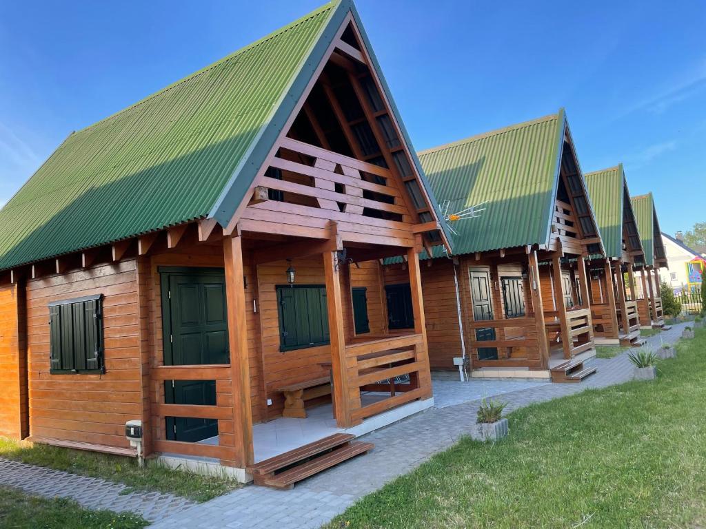波波林Domki Letniskowe Malinka的一排带绿色屋顶的木制建筑