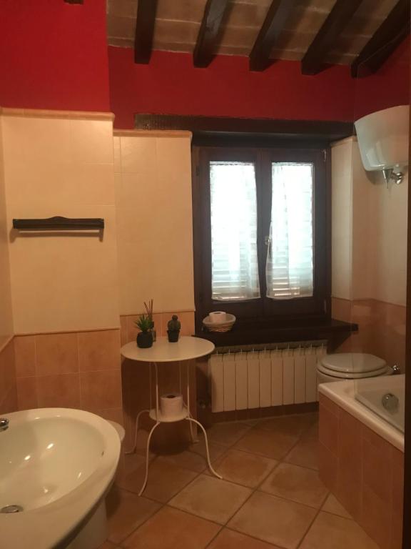 佩鲁贾Casale Mille e una Notte的浴室配有盥洗盆、卫生间和浴缸。