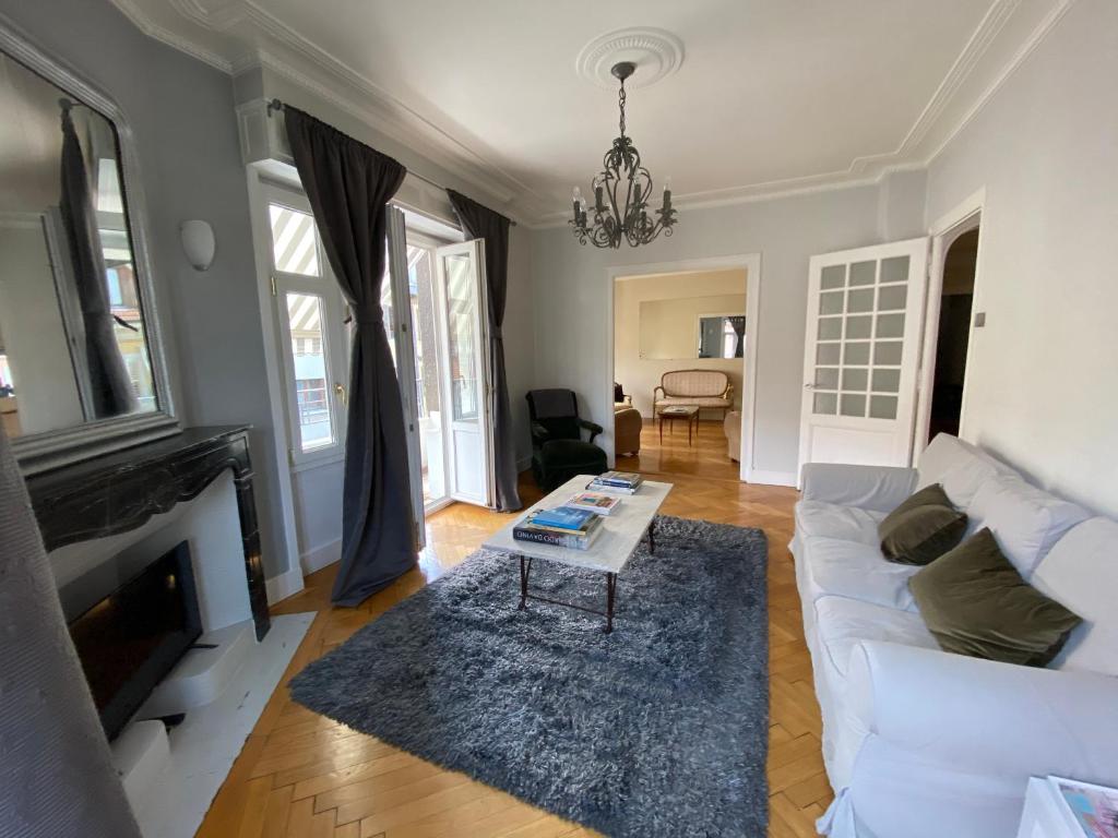 福龙河畔拉罗什Elegant Duplex de Haut Standing de 230m2的客厅配有白色的沙发和桌子