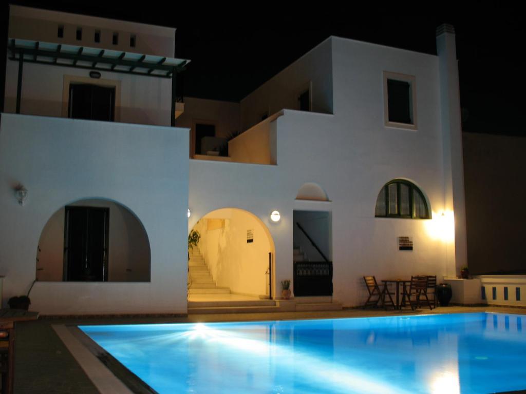 纳克索乔拉阿尔戈欧尼公寓的夜间带游泳池的别墅