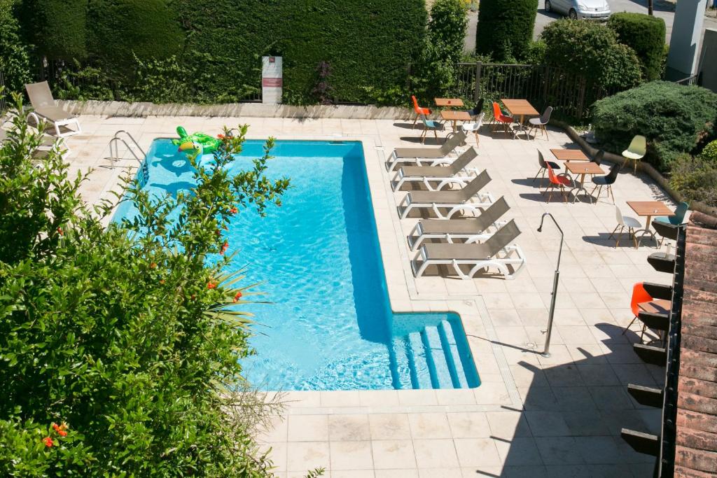 阿维尼翁南阿维尼翁宜必思酒店的一个带躺椅和一系列休闲设施的游泳池