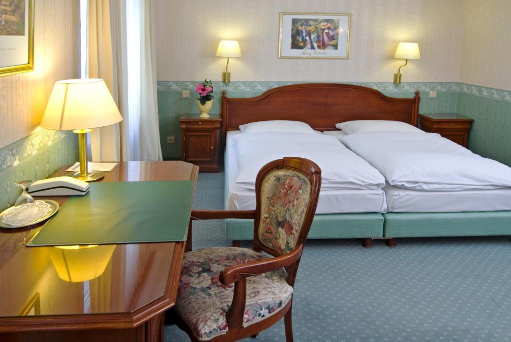 特罗斯多夫瓦尔德酒店的酒店客房配有一张床、一张书桌