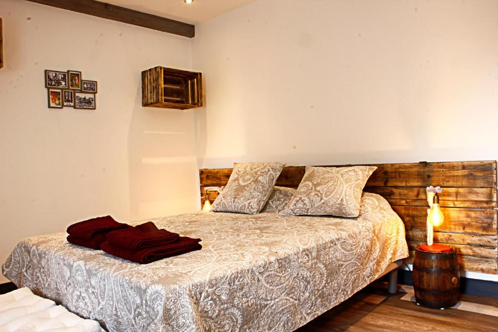 翁赞LA VEUZAINE的一间卧室配有一张带木制床头板的床