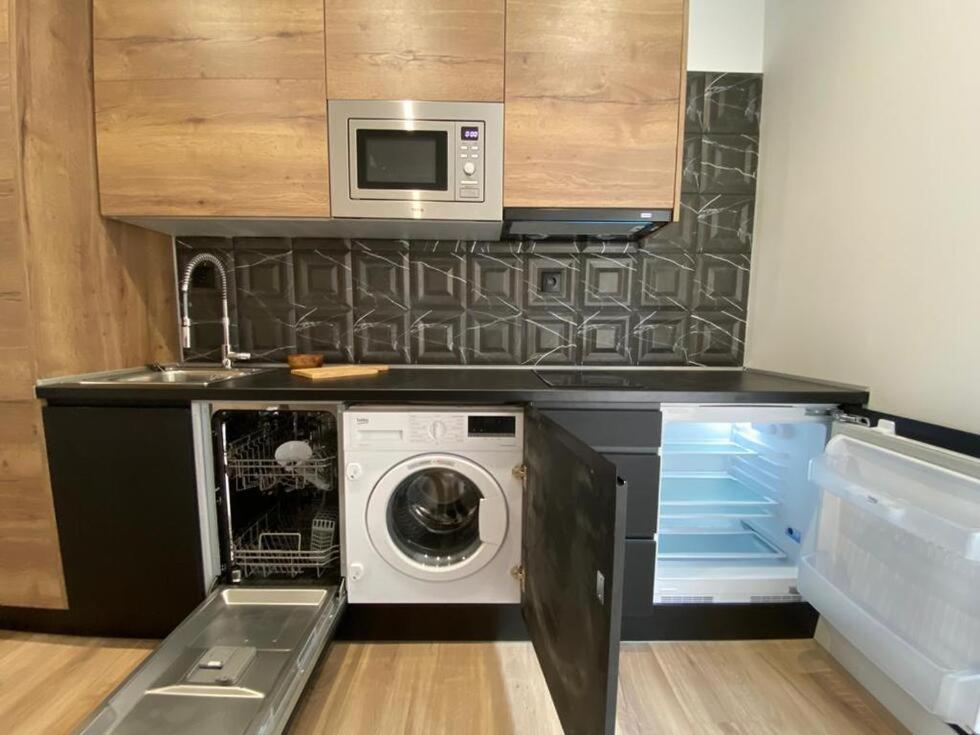 桑坦德Apartamentos Cañalío的厨房配有洗衣机和微波炉。