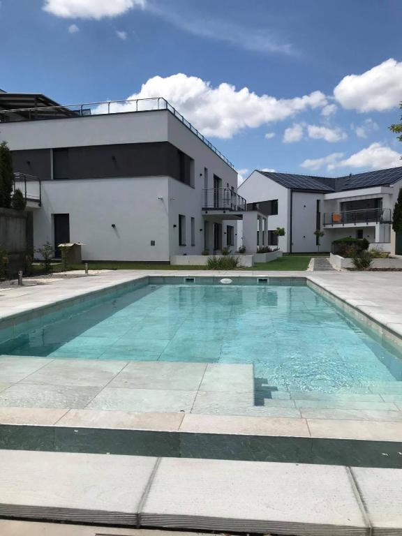 豪伊杜索博斯洛Oasis Residence的大楼前的游泳池