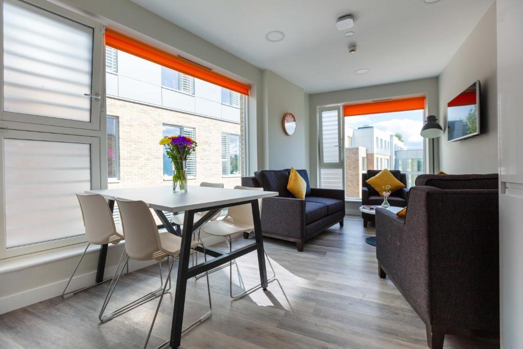 戈尔韦The Westwood Apartments的客厅配有桌椅和沙发