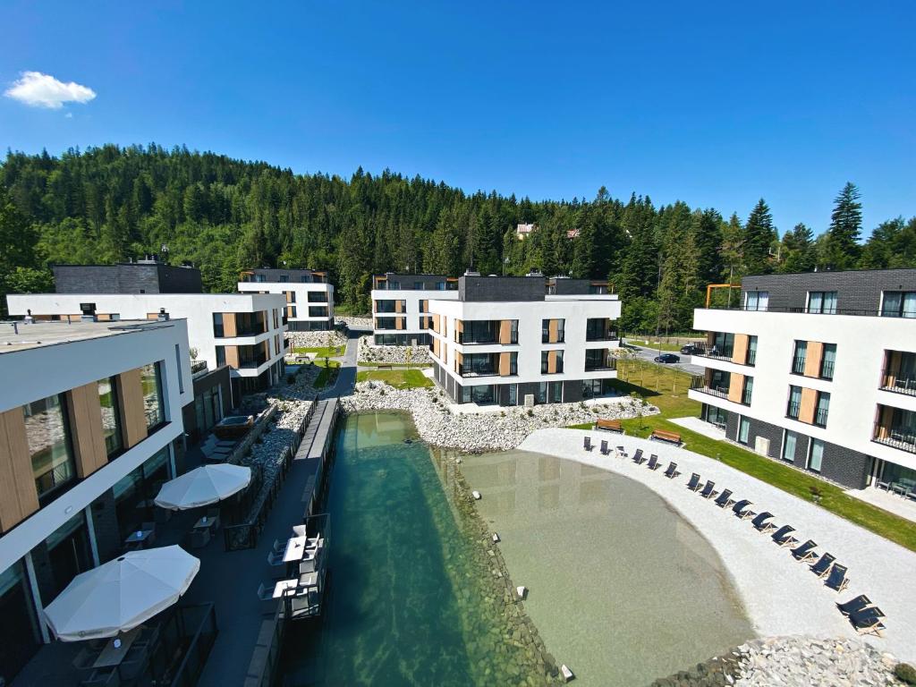 维斯瓦VISLOW Resort的享有度假村的空中景色,有水体