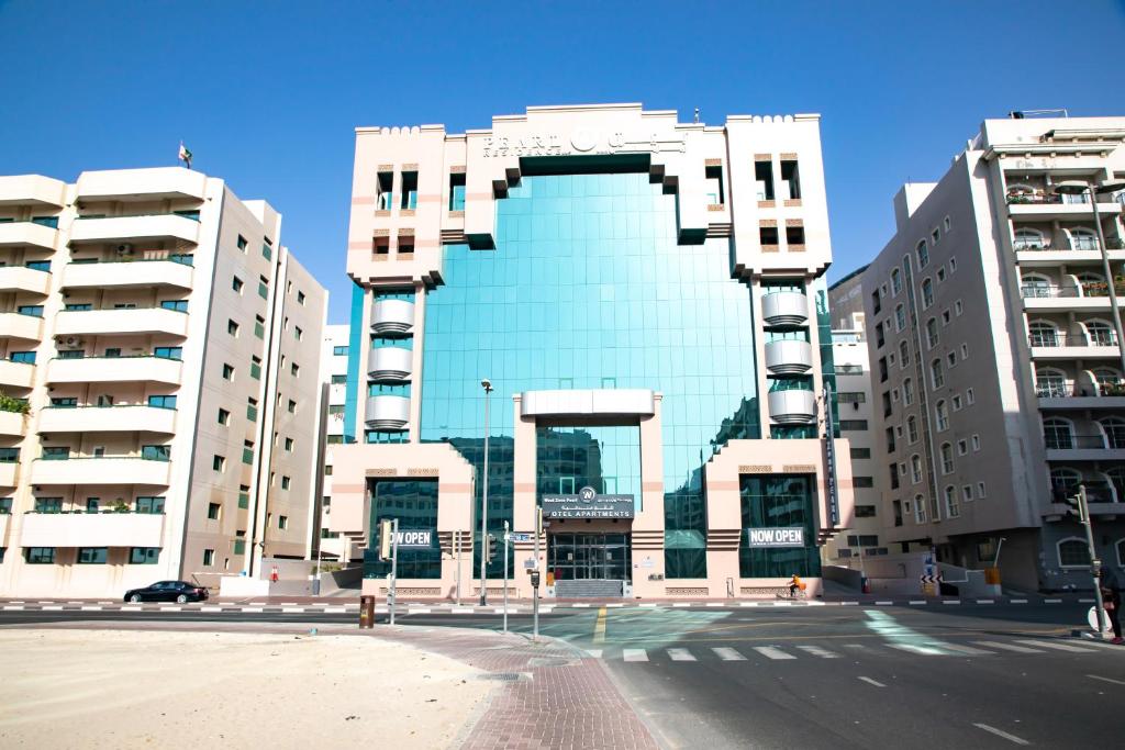 迪拜West Zone Pearl Hotel Apartment的一座城市中玻璃外墙的大型建筑