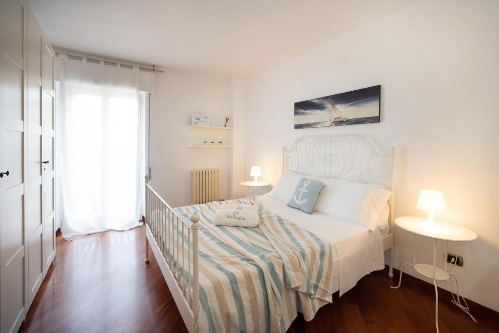滨海波利尼亚诺WePuglia - Casa sul Ponte的白色的卧室设有床和窗户