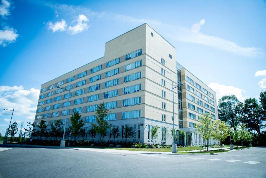 奥里利亚雷克海德大学公寓及会议中心酒店的街道边的白色大建筑