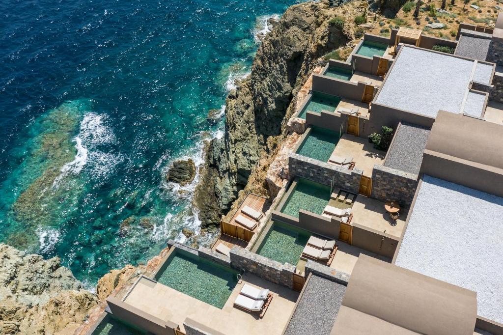 阿齐亚佩拉加Acro Suites - A Wellbeing Resort的近海度假胜地的空中景致