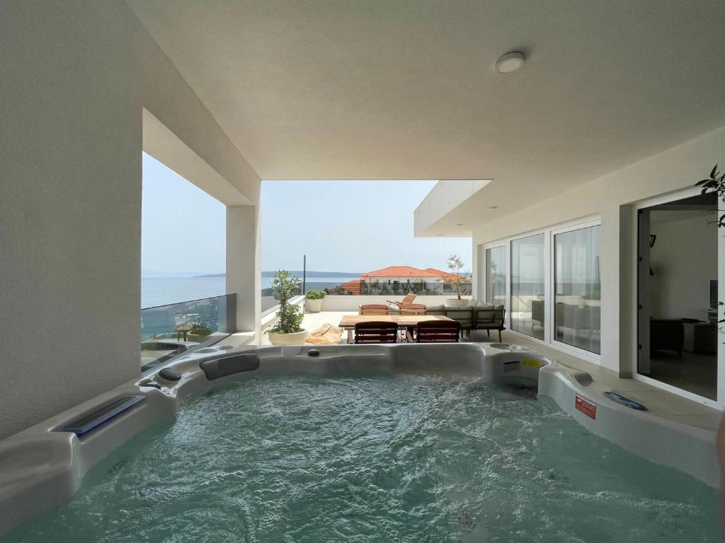 萨瓦拉Exclusive 2 Bedroom Seafront Suite with jacuzzi的海景客房内的大浴缸