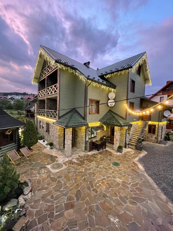 布克维扎提硕克酒店的享有房屋外景,设有石头天井。