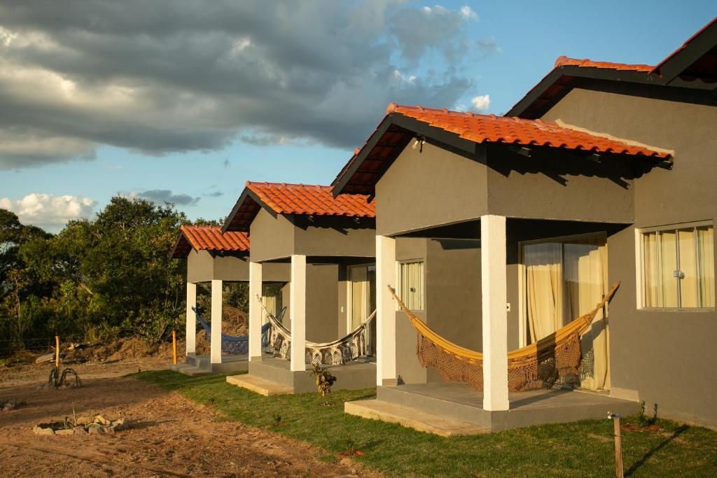 卡瓦坎特Chalés Magia Da Lua的院子中一排带橙色屋顶的房屋