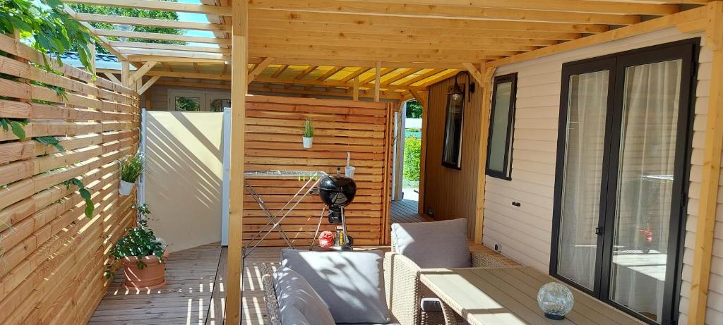 塞基兴PP-Camping Wallersee的户外庭院设有木制凉亭
