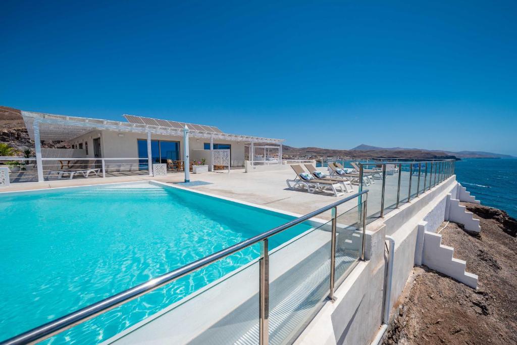 PájaraEtti Paradise - Suite Oceano的一座带游泳池和大海的别墅