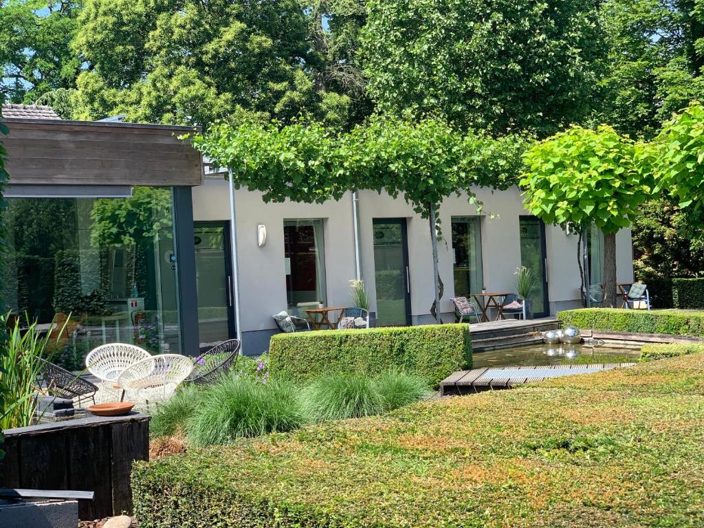 哈勒古斯托住宿加早餐旅馆的一个带椅子的花园以及一座位于后面的房子