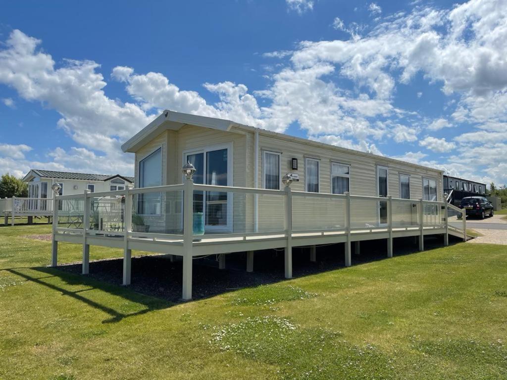 塞顿港Seton sands holiday park - Premium caravan - 2 bedroom sleeps 4的田野草上移动房屋