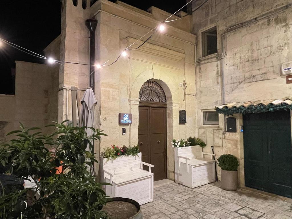 马泰拉Casa Adelina nel Centro dei Sassi的一座有门,一些植物和灯的建筑