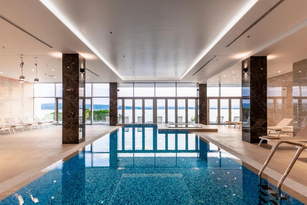 茨里克韦尼察Hotel Miramare的一座享有海景的建筑中的游泳池