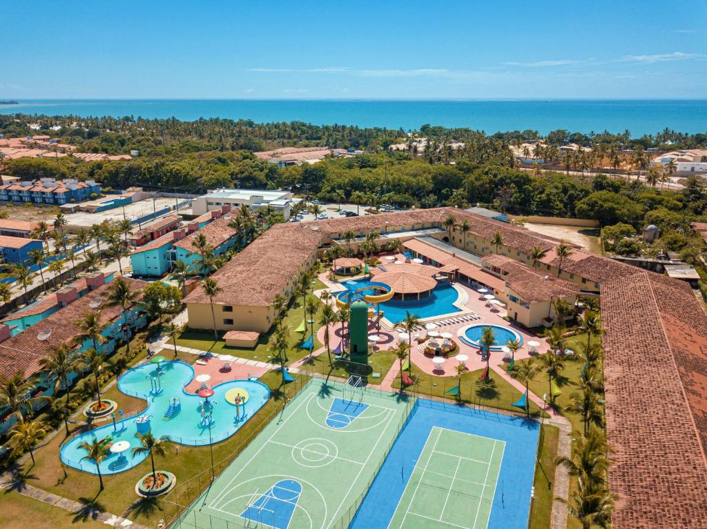 塞古罗港波托贝洛公园酒店 的享有度假村游泳池的顶部景致
